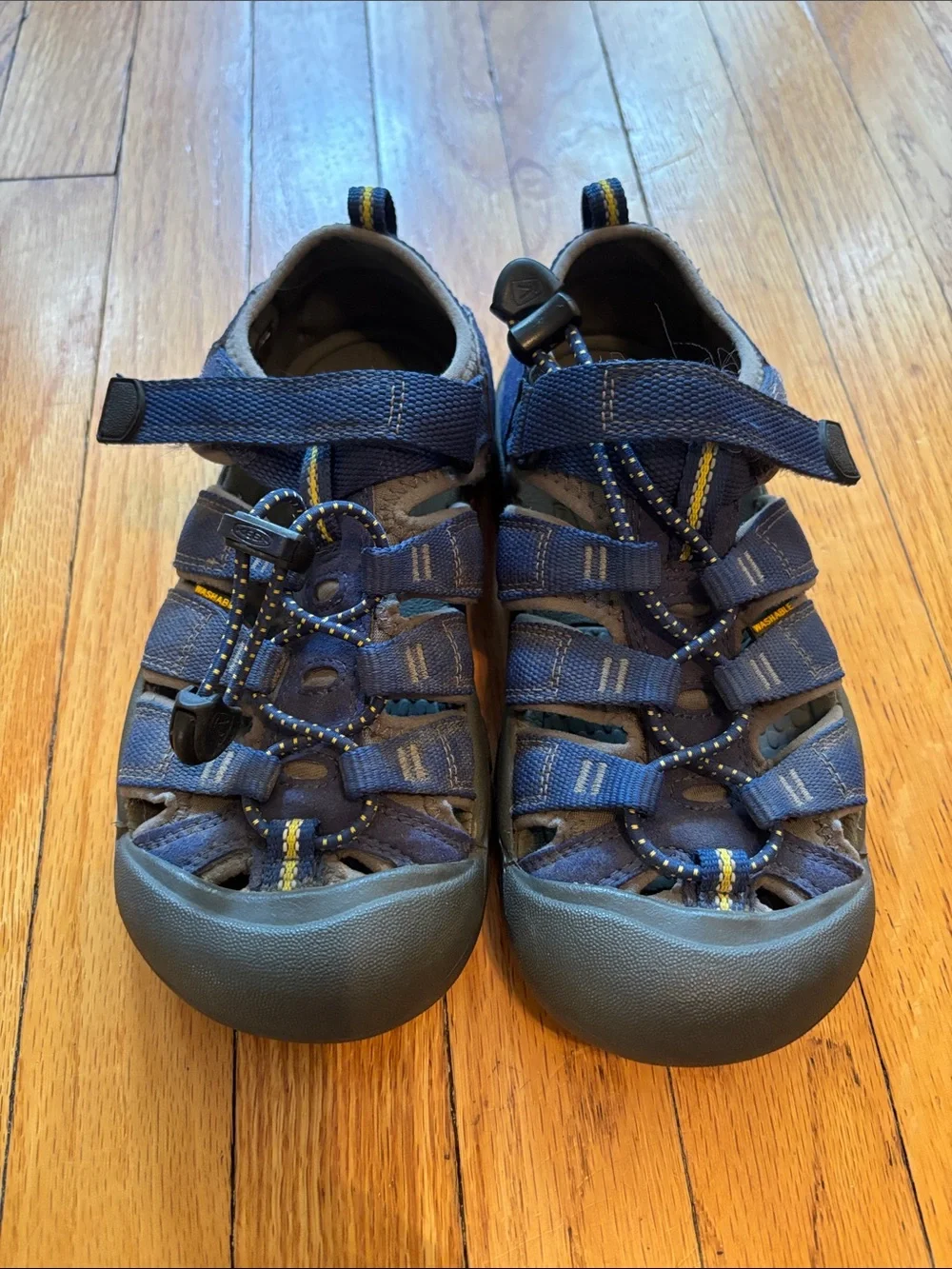 Keen sturdy closed